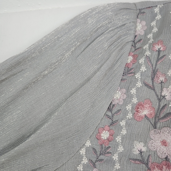 Savanna Jane Floral Embroidered Top in Light Gray/ Pink Size Small - Picture 6 of 13